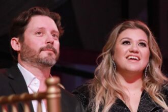 kelly-clarkson-&-kids-grieve-brandon-blackstock-1-year-after-tragic-death
