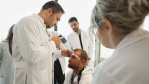 the-celebrity-hairline-effect:-what-makes-a-hair-transplant-look-natural?