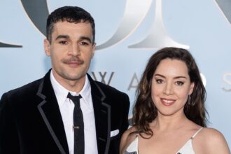 aubrey-plaza’s-first-post-baby-photos-with-christopher-abbott-show-what-nobody-warns-new-parents-about