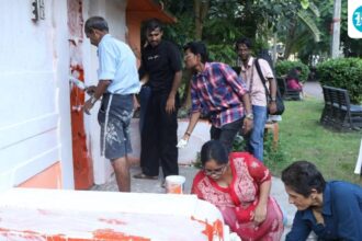 theatre-artists-repaint-kolkata’s-academy-of-fine-arts-white-from-saffron
