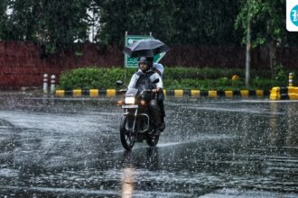 heavy-to-very-heavy-rain-likely-in-parts-of-delhi-over-next-3-hours;-waterlogging,-traffic-snarls-expected