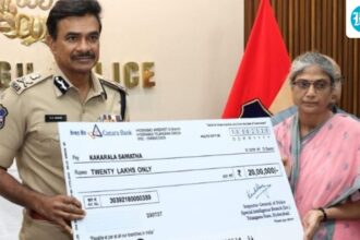 senior-maoist-leader-carrying-₹20-lakh-bounty-surrenders-before-telangana-dgp,-recieves-reward