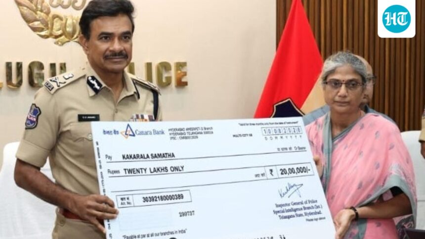 senior-maoist-leader-carrying-₹20-lakh-bounty-surrenders-before-telangana-dgp,-recieves-reward
