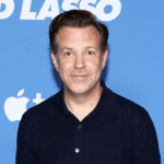 jason-sudeikis-makes-cameo-at-mumford-&-sons-concert-to-perform-‘ted-lasso’-theme-song