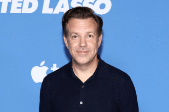 jason-sudeikis-makes-cameo-at-mumford-&-sons-concert-to-perform-‘ted-lasso’-theme-song