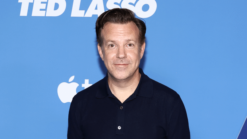 jason-sudeikis-makes-cameo-at-mumford-&-sons-concert-to-perform-‘ted-lasso’-theme-song