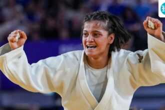 tripura-govt-felicitates-cwg-gold-medallist-asmita-dey;-gives-land,-cheque