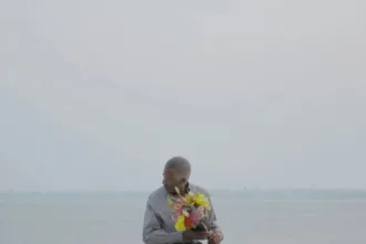 ‘chapa-100’-is-a-surrealist-romance between-older-people,-with-mozambique’s-minibuses-playing-a-key-role