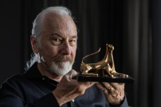 hollywood-makeup-pioneer-rick-baker-shares-his-thoughts-on-ai,-cgi-and-stories-about-eddie-murphy