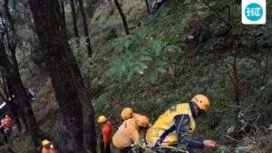 uttarakhand:-3-tourists-killed,-19-injured-as-tempo-traveller-falls-into-nainital-gorge