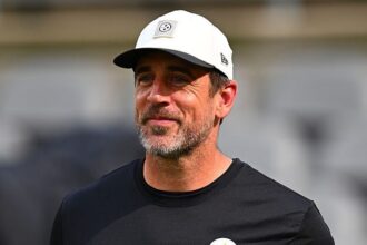 aaron-rodgers’-wife-brittani-runs-‘pass-protection’-for-him-—-a-couples-therapist-explains-why-that’s-complicated