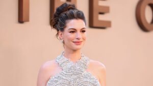 anne-hathaway-says-films-where-dogs-die-“should-automatically-be-rated-r”