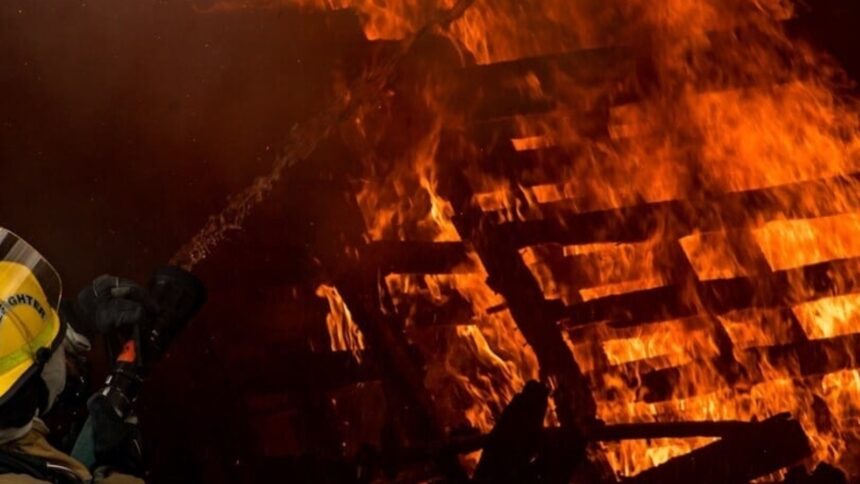 at-least-7-dead,-several-injured-as-massive-fire-erupts-at-hotel-in-west-bengal’s-tarapith