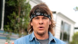 theo-von-takes-break-from-field-of-dreams-game-to-talk-road-trips,-staying-healthy-and-loving-iowa