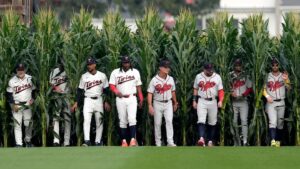 inside-netflix’s-field-of-dreams-face-off-in-iowa:-“a-magical-moment”