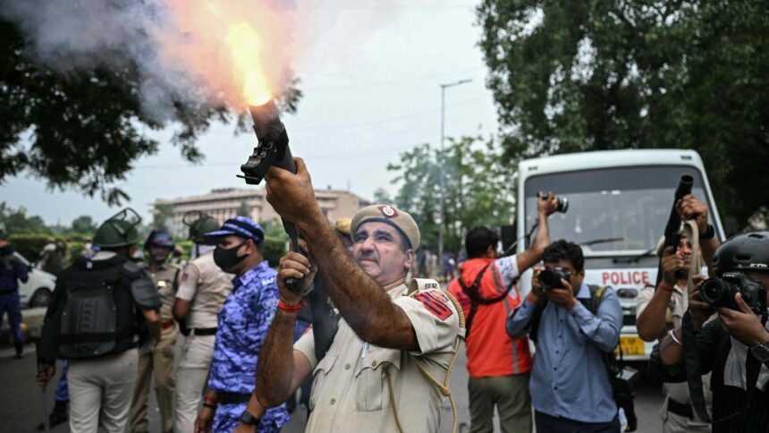 delhi-police-denies-excessive-use-of-force-during-protest:-‘5k-cops-tried-to-manage-30k+-protesters’