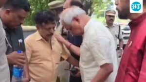 man-falls-unconscious-near-kerala-lok-bhavan,-governor-arlekar-rushes-to-his-aid