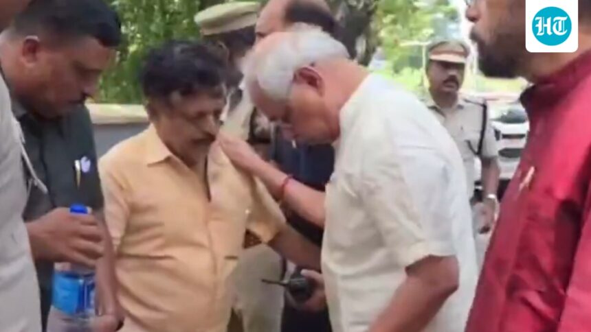man-falls-unconscious-near-kerala-lok-bhavan,-governor-arlekar-rushes-to-his-aid