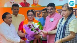 srinagar-mayor-aarti-bhandari,-10-councillors-join-bjp-in-uttarakhand