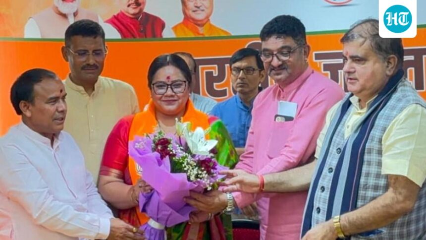 srinagar-mayor-aarti-bhandari,-10-councillors-join-bjp-in-uttarakhand