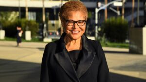 la-mayor-karen-bass-throws-her-support-behind-paramount-warner-bros.-discovery-settlement
