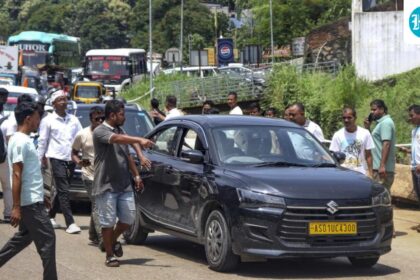 assam-cab-operators-continue-highway-blockade-over-shillong-violence-despite-cms’-talks