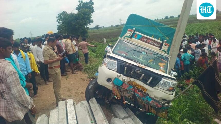 3-dead,-21-injured-as-pickup-vehicle-crashes-into-pole-in-karnataka:-police