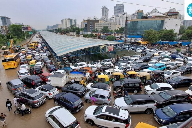 waterlogging,-traffic-jam-in-gurugram-amid-rains,-noida-fares-no-better