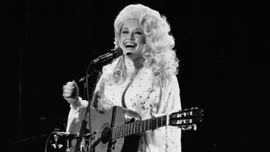 dolly-parton-was-a-staunch-lgbt-ally,-even-when-the-chips-were-down 