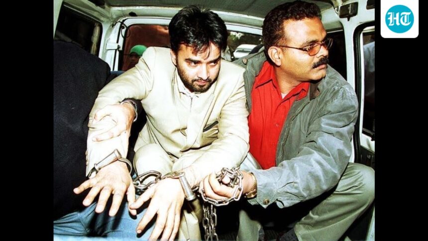 smart-phones,-wi-fi-routers,-cash-seized-from-cell-of-aftab-ansari,-mastermind-of-2002-american-centre-attack:-official