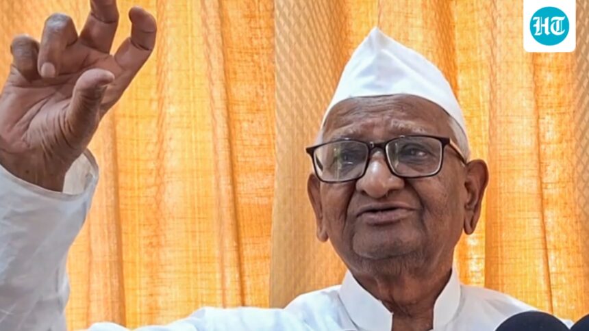 anna-hazare-admitted-to-mumbai-hospital’s-icu-with-acute-dehydration,-kidney-issue