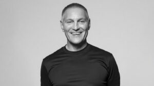 inside-ari-emanuel’s-earliest-days-in-hollywood:-coffee-runs,-couch-surfing-and-replacing-michael-ovitz’s-toilet-paper
