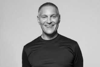 inside-ari-emanuel’s-earliest-days-in-hollywood:-coffee-runs,-couch-surfing-and-replacing-michael-ovitz’s-toilet-paper