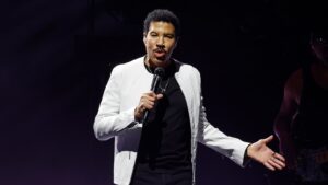lionel-richie-postpones-tour-dates-after-undergoing-heart-procedure
