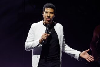 lionel-richie-postpones-tour-dates-after-undergoing-heart-procedure