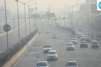 vehicles-move-through-smog-as-aqi-begins-to-shoot-up-in-delhi,-ghaziabad