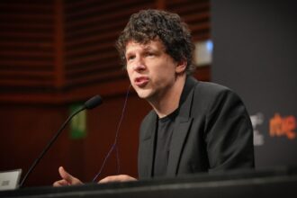 jesse-eisenberg-used-to-have-“a-negative-opinion”-of-acting:-“they-pay-us-too-much,-we’re-vain”