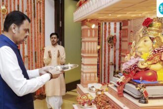 fadnavis-visits-drought-affect-areas-in-maharashtra,-vows-to-help-farmers