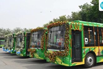 from-yellow-green-to-electric-blue:-delhi’s-changing-bus-landscape