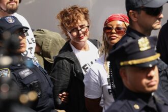 susan-sarandon,-hannah-einbinder-detained-at-united-nations-netanyahu-protest