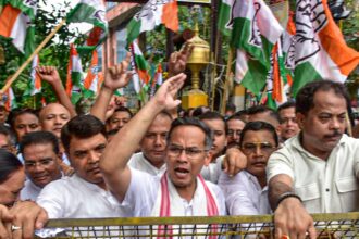 gaurav-gogoi,-other-congress-leaders-detained-amid-protest-seeking-cec-gyanesh-kumar’s-removal