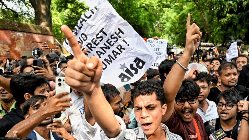 jantar-mantar-news-live:-several-protesters-detained-in-delhi-amid-row-over-ec-‘dissent’,-mahua-moitra-joins-agitation