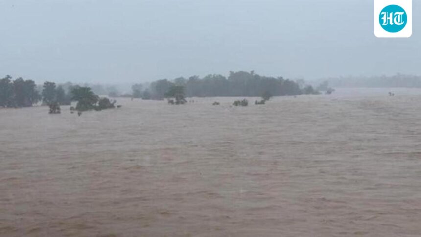 heavy-rain-floods-chhattisgarh;-one-dead,-bastar-villages-cut-off,-schools-shut-in-8-districts