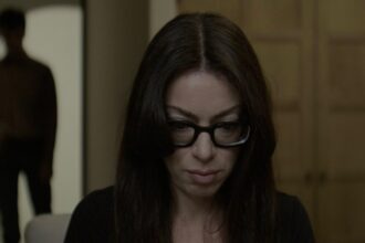 ‘kill-me-now’-review:-a-tired-hollywood-suspense-satire-riddled-with-borscht-belt-humor