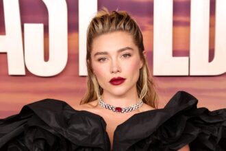 florence-pugh-says-she-was-not-“scared”-to-show-support-for-palestine:-“i-don’t-know-why-it-took-so-long-for-people-to-actually-feel-sympathy”