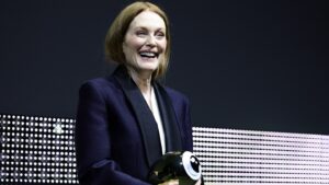 julianne-moore-accepts-zurich’s-golden-icon-award-— in-german