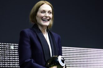 julianne-moore-accepts-zurich’s-golden-icon-award-— in-german