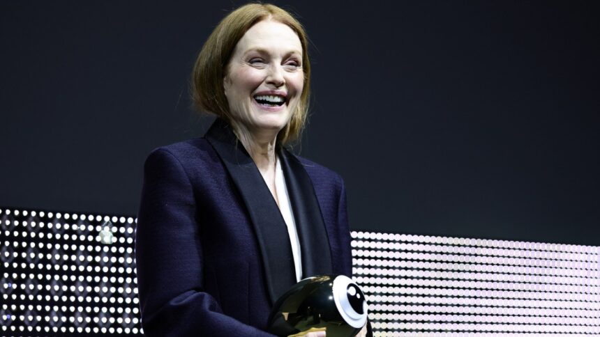 julianne-moore-accepts-zurich’s-golden-icon-award-— in-german