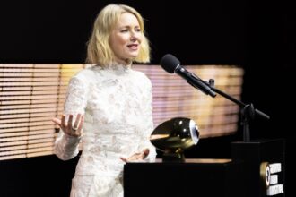 naomi-watts-praises-husband-billy-crudup-for-backing-her-menopause-activism:-“so-sweet-— and-sexy”