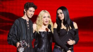 mtv-video-music-awards:-taylor-swift’s-record,-madonna’s-domination,-snoop-dogg’s-dig,-and-more-memorable-moments
